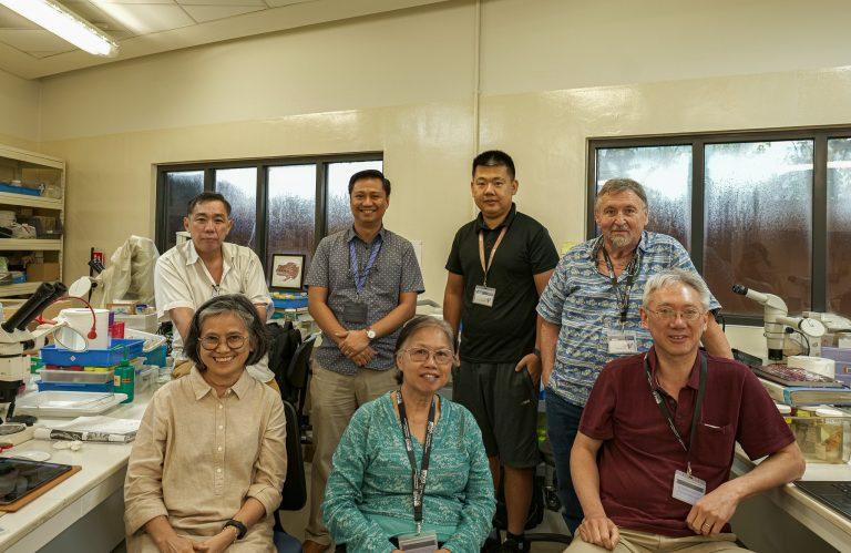 A group photo of visiting scientists with Museum staff in one of the Museum’s laboratories.